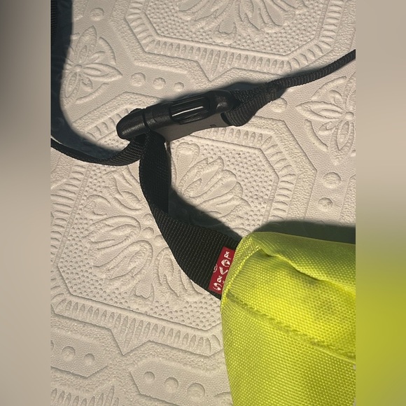 Levi’s Crossbody Bag in Neon Yellow NWT but has small markings from storage - Picture 6 of 10